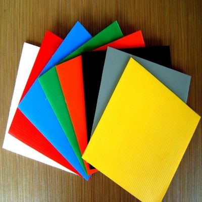 対の壁は波形のプラスチックが2mm-12mmの厚さを広げるポリプロピレンにフルーティングを施した