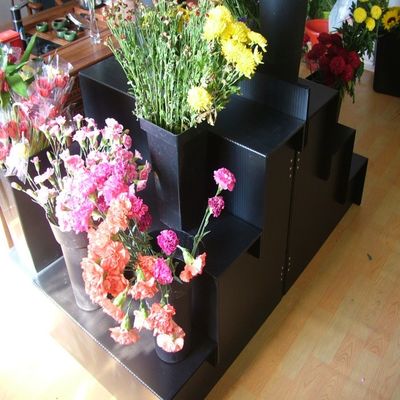 黒いコルフルートの花の展示の立場PP 4のステップ花屋の表示装置