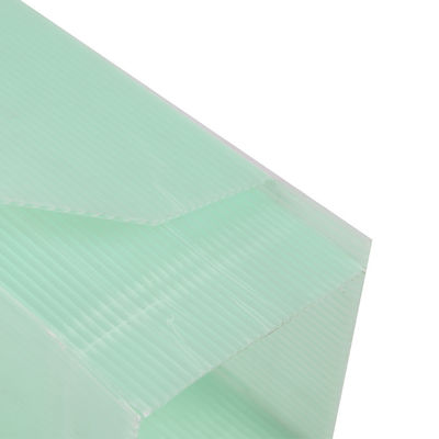 緑はプラスチック木を守るコロプラストのプラスチック木の幹の覆いを波形を付けた