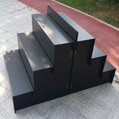 黒いコロプラストの花の展示の立場PPはプラスチック4つのステップ耐久財を波形を付けた