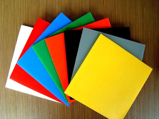 赤い2mmは3mm 4mmプラスチック シートの再生利用できる強い堅い波形を付けた