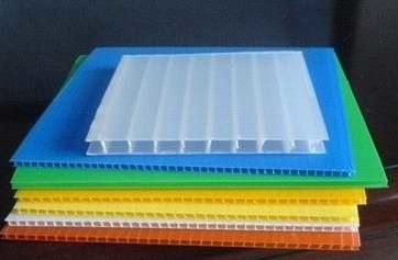 黒いコロプラストが4x8 6mmを広げるPPはプラスチック シートを波形を付けた