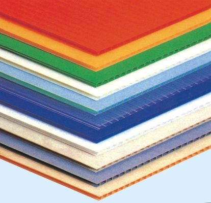 波形を付けられる1.5-12mm コルフルート PP -板黒はプラスチック シートを波形を付けた