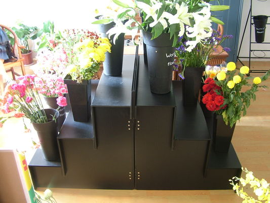 花屋のための波形のプラスチック花の展示の立場3のステップ4ステップ