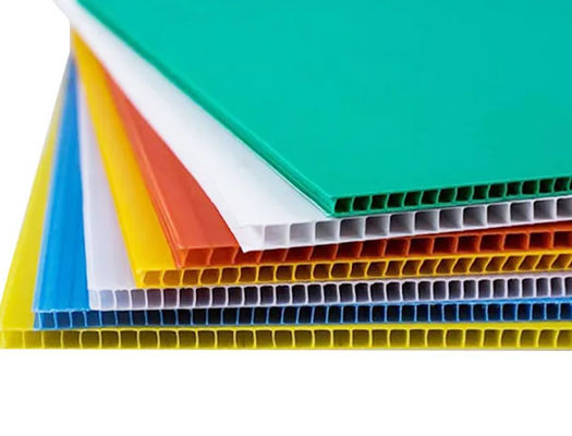 波形を付けられたプラスチック シート4x8黒いコロプラスト PPの空はシートを波形を付けた