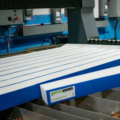 高密度ウォータージェット切断レンガ（研磨材ウォータージェットマシン用）、耐久性ウォータージェットキャッチャータンクレンガ、耐摩耗性レンガ（ウォータージェット切断テーブル保護および研磨材衝撃吸収用）